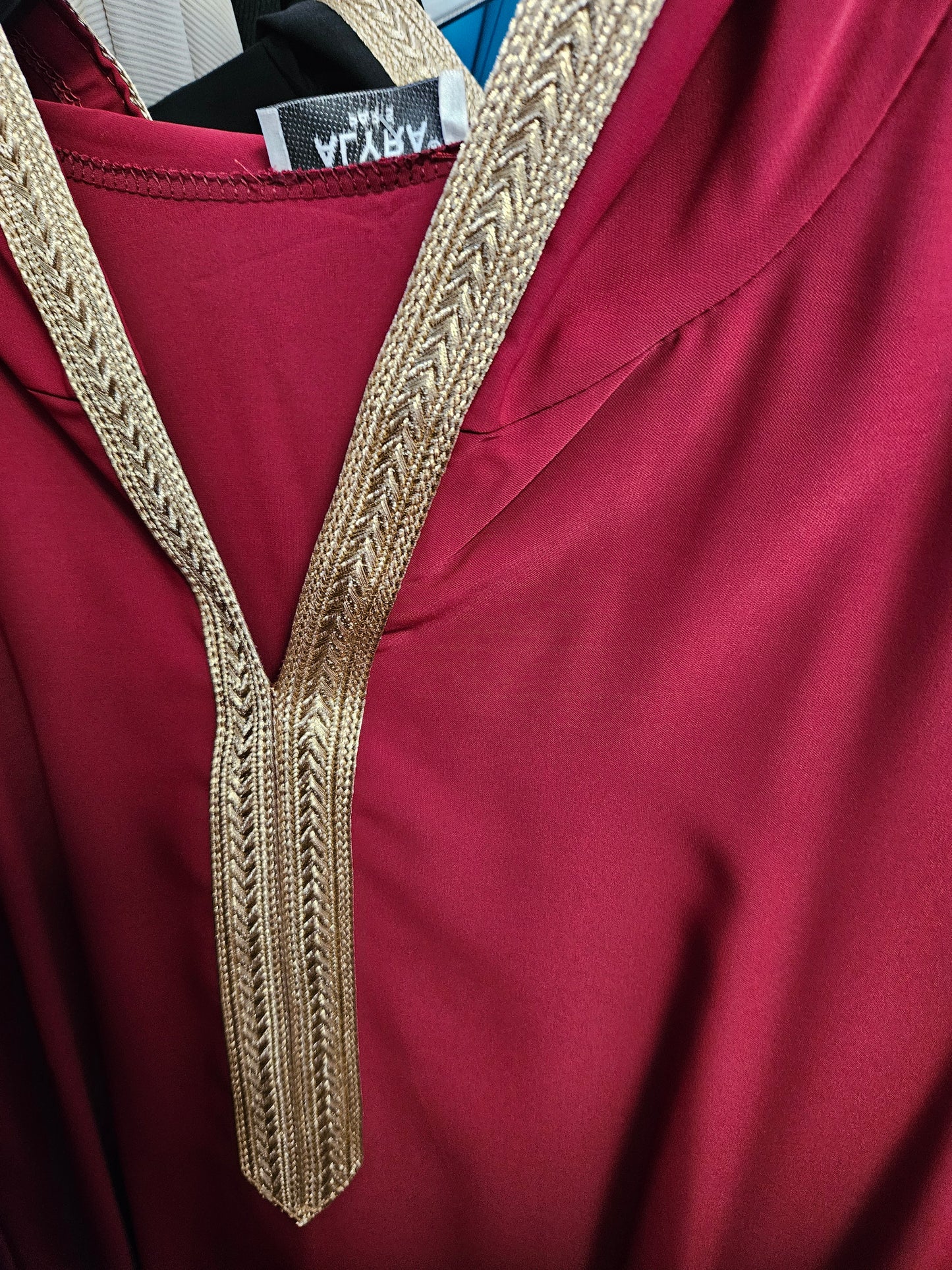 Abaya à capuche rouge /bordeaux